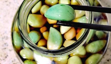Cách ngâm tỏi xanh xì dầu