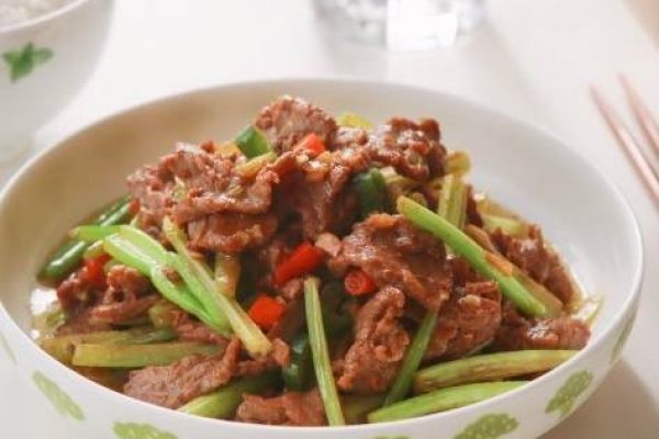 Thịt bò xào cần tây tỏi tây món ăn bổ máu, ấm dạ dày