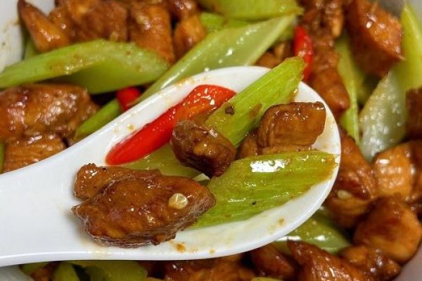 Hướng dẫn làm món ức gà xào cần tây giòn ngon